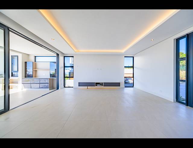 5 BEDROOM HOUSE FOR SALE IN ZULULAMI LUXURY COASTAL ESTATE